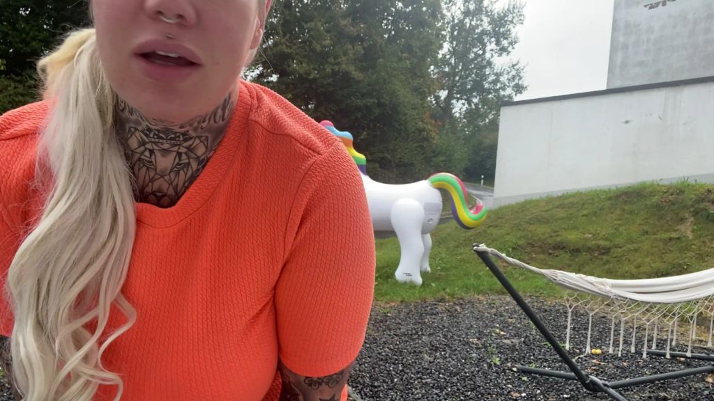 sexy foto nr. 2 von vor die VILLA gepisst | SEI EIN EINHORN EINZIGARTIG & BEZAU