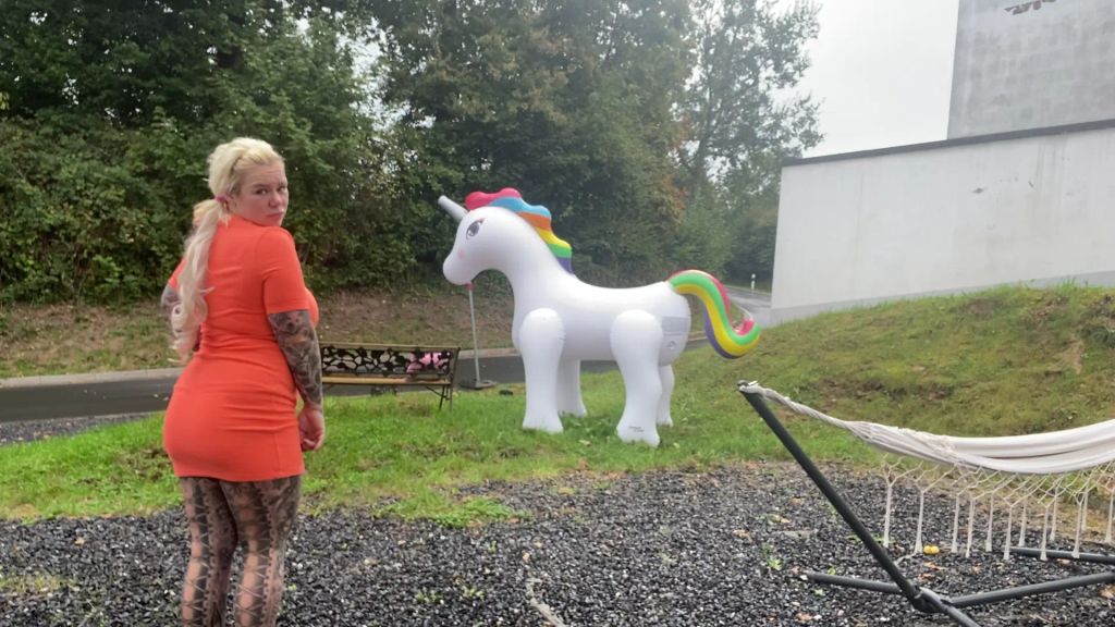 sexy foto nr. 3 von vor die VILLA gepisst | SEI EIN EINHORN EINZIGARTIG & BEZAU