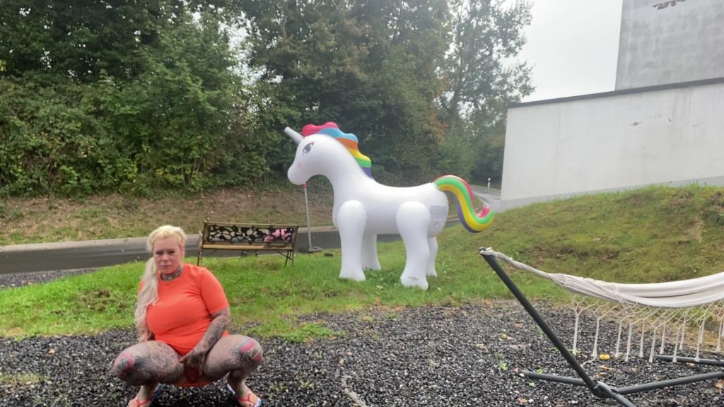 sexy foto nr. 4 von vor die VILLA gepisst | SEI EIN EINHORN EINZIGARTIG & BEZAU