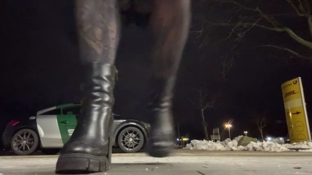 sexy foto nr. 2 von ABGEPISST NACH USERDREH nachts auf dem Parkplatz HILFE