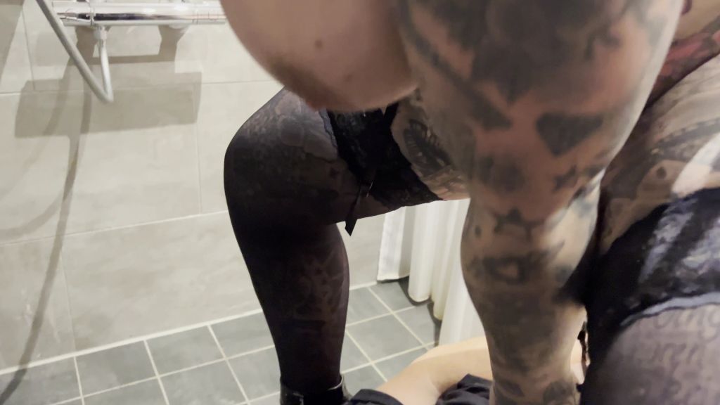 sexy foto nr. 7 von 3 PISS WEIBER & ein Sklave