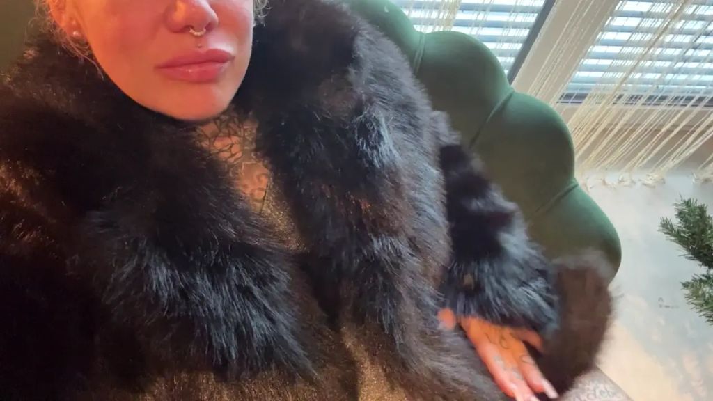 sexy foto nr. 7 von SEXY PAILETTEN PELZ BITCH