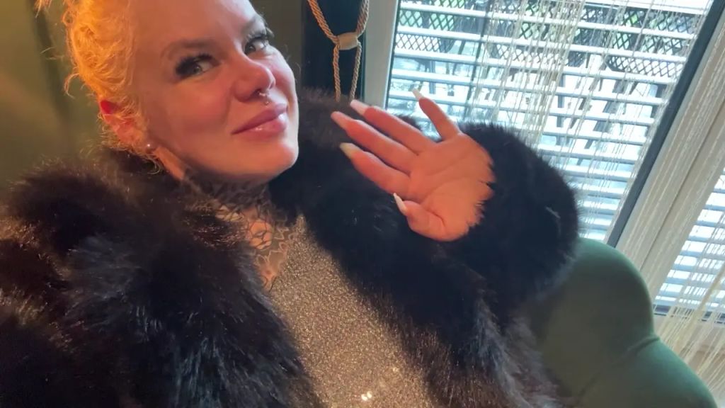 sexy foto nr. 9 von SEXY PAILETTEN PELZ BITCH