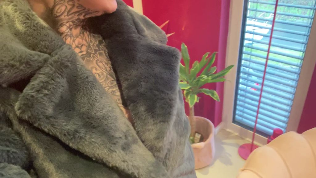 sexy foto nr. 5 von SPLITTERFASERNACKT vom Pelz umschmeichelt