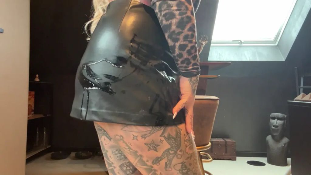 sexy foto nr. 3 von SPTITZ AUF MEINEN LEDERROCK ARSCH