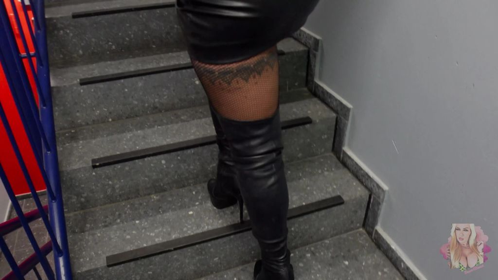 sexy foto nr. 1 von DIE DREISTE 3 LOCH SCHLAMPE von DORTMUND | Public weggefickt