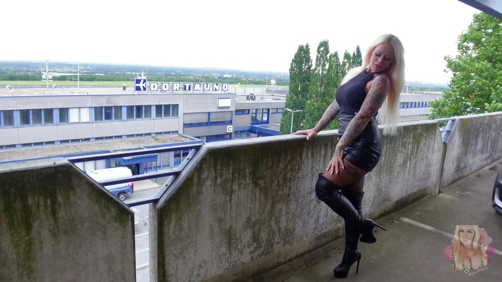 sexy foto nr. 2 von DIE DREISTE 3 LOCH SCHLAMPE von DORTMUND | Public weggefickt