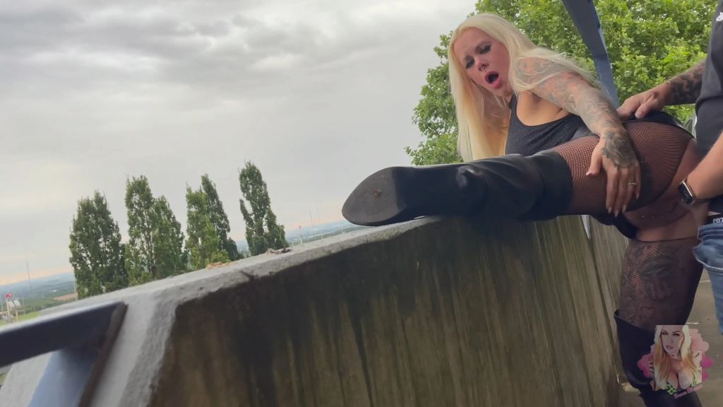 sexy foto nr. 9 von DIE DREISTE 3 LOCH SCHLAMPE von DORTMUND | Public weggefickt