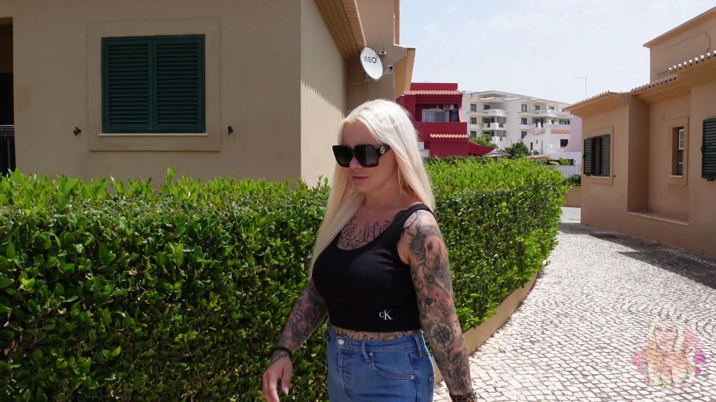sexy foto nr. 2 von LEVISBLONDI pisst ungeniert in die JEANS