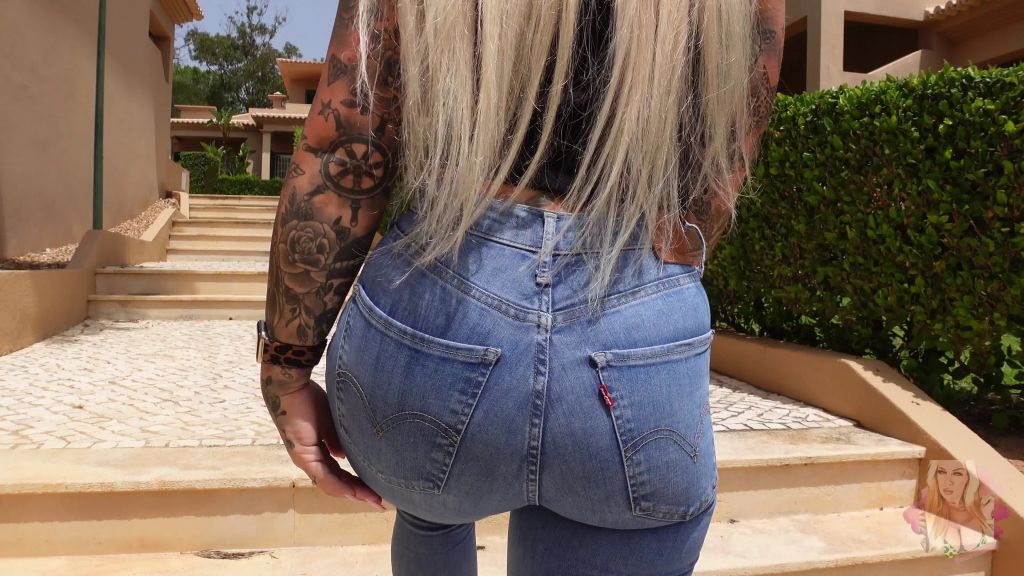sexy foto nr. 3 von LEVISBLONDI pisst ungeniert in die JEANS