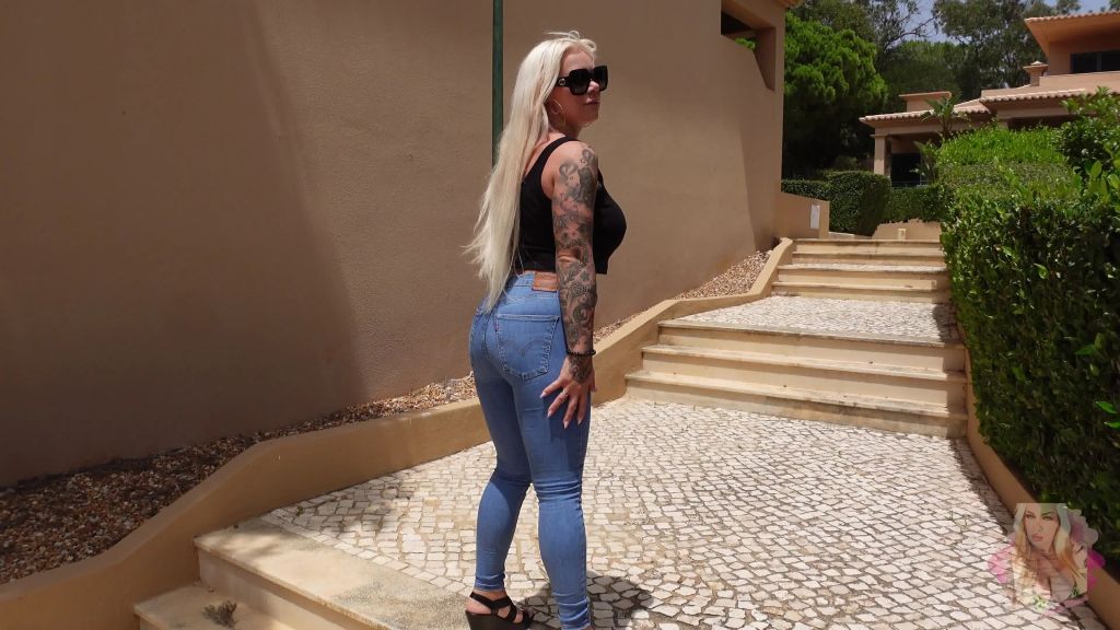 sexy foto nr. 4 von LEVISBLONDI pisst ungeniert in die JEANS