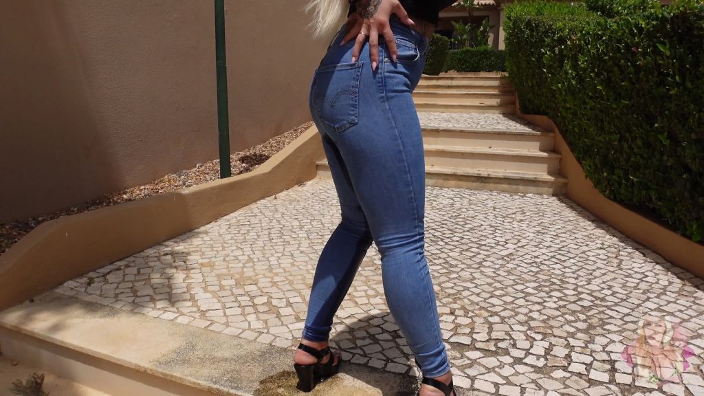 sexy foto nr. 6 von LEVISBLONDI pisst ungeniert in die JEANS