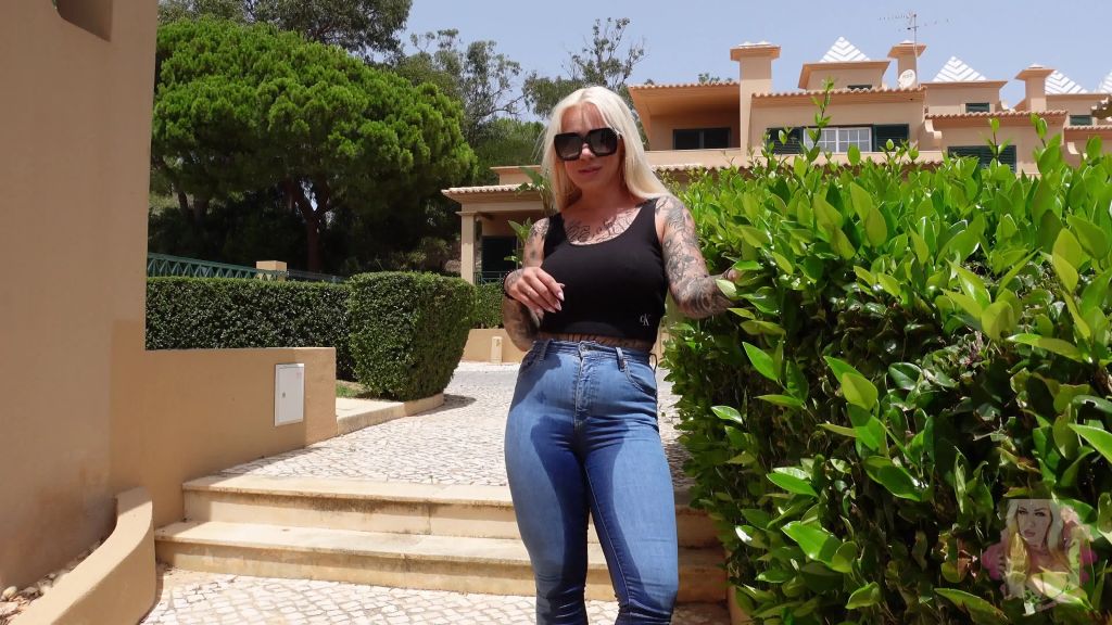 sexy foto nr. 8 von LEVISBLONDI pisst ungeniert in die JEANS