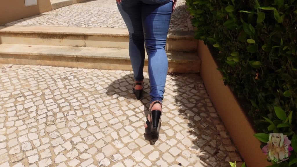 sexy foto nr. 9 von LEVISBLONDI pisst ungeniert in die JEANS