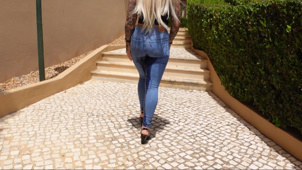 LEVISBLONDI pisst ungeniert in die JEANS