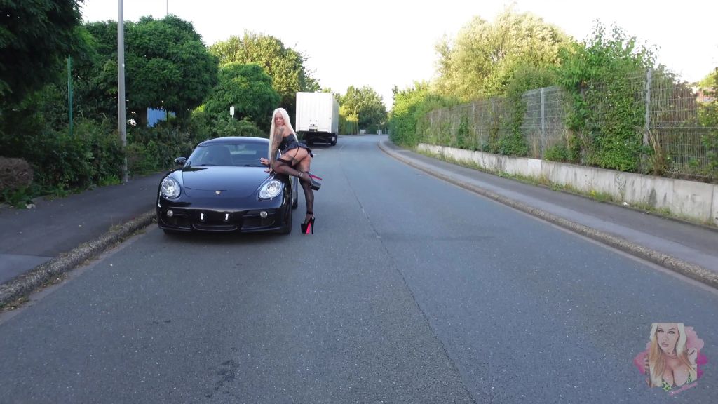sexy foto nr. 1 von PORSCHE BITCH PUBLIC IN FLAGRANTI ERWISCHT !!!