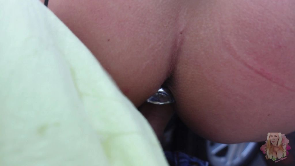 sexy foto nr. 6 von PORSCHE BITCH PUBLIC IN FLAGRANTI ERWISCHT !!!