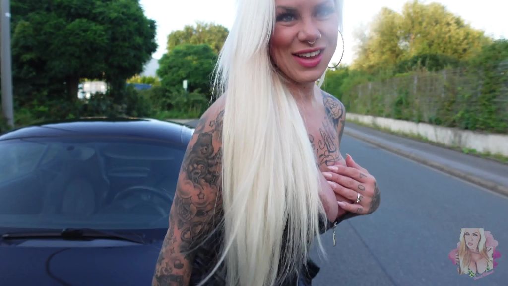 sexy foto nr. 9 von PORSCHE BITCH PUBLIC IN FLAGRANTI ERWISCHT !!!