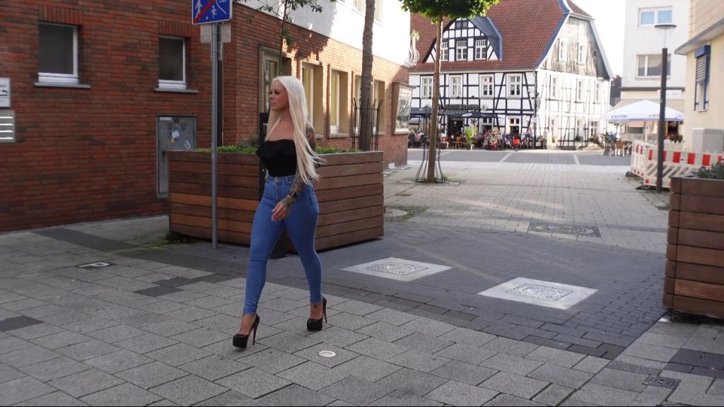 STADT FLITTCHEN so geil das die Muschi durch die Jeans topft