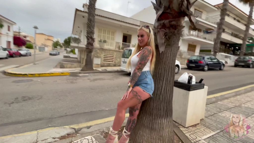 sexy foto nr. 1 von DREISTER SENORITA PISS | sexy eingenässt in die Hotpants au