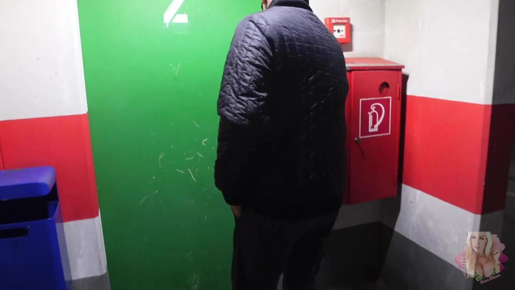 sexy foto nr. 1 von PUBLIC BITCH 2 KEHLENFICKS für das Hardcore SCHWANZLUDER