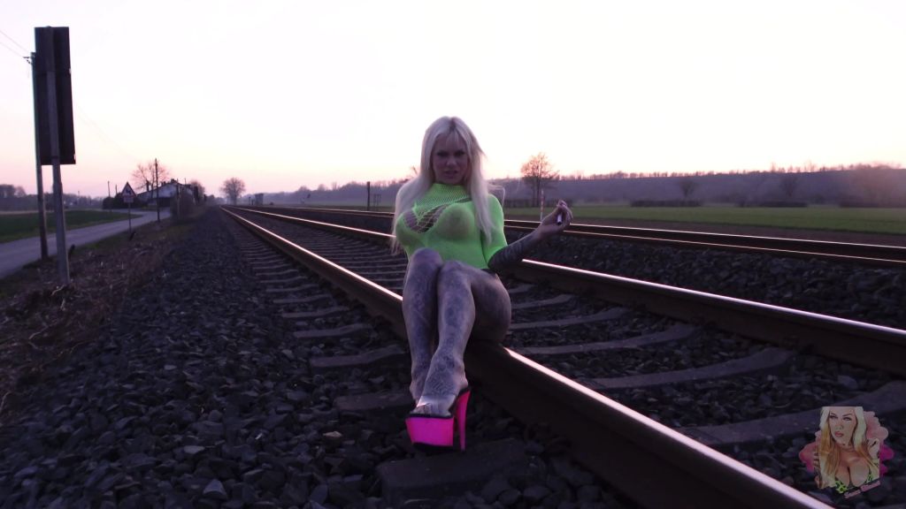 sexy foto nr. 2 von DU stehst auf gefährliches PISSEN mit KIPPE im MAUL?