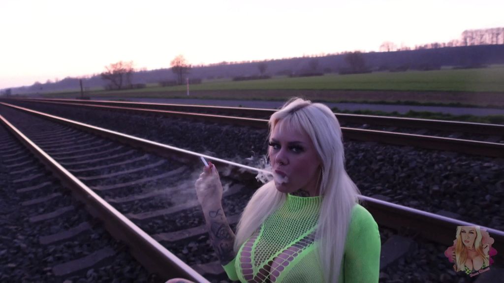 sexy foto nr. 4 von DU stehst auf gefährliches PISSEN mit KIPPE im MAUL?