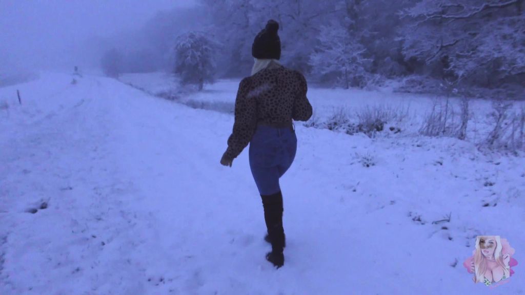sexy foto nr. 1 von PISS meinen süßen JEANSARSCH im SCHNEE voll ;)