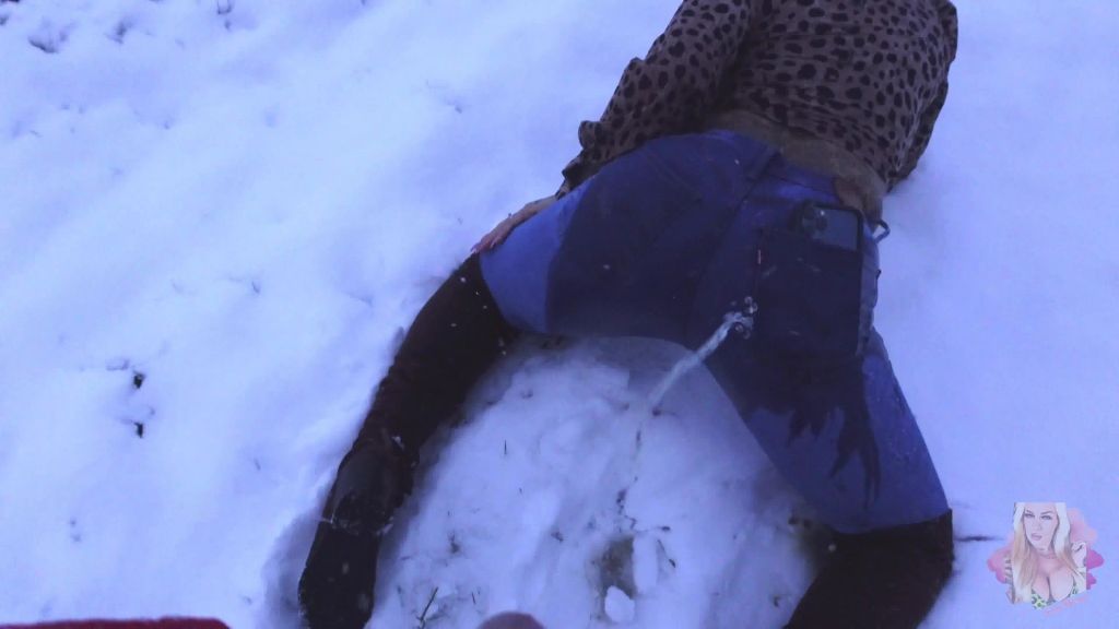 sexy foto nr. 9 von PISS meinen süßen JEANSARSCH im SCHNEE voll ;)