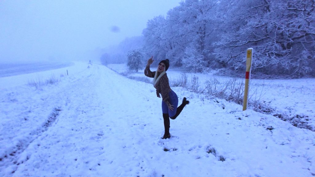 PISS meinen süßen JEANSARSCH im SCHNEE voll ;)