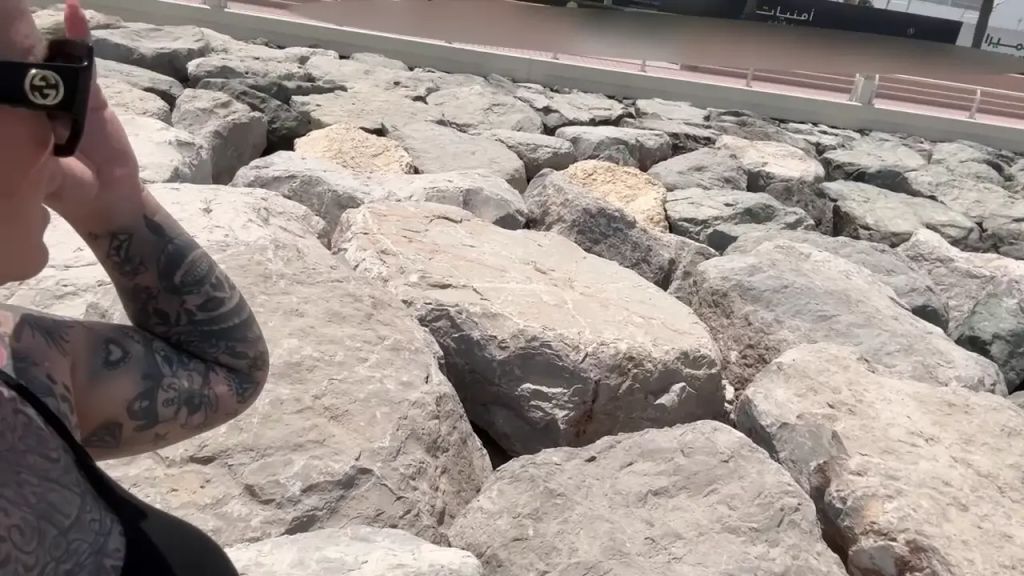 sexy foto nr. 4 von auf THE PALM gepisst | sein Schwanz schon ganz hart?