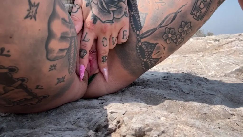 sexy foto nr. 6 von auf THE PALM gepisst | sein Schwanz schon ganz hart?