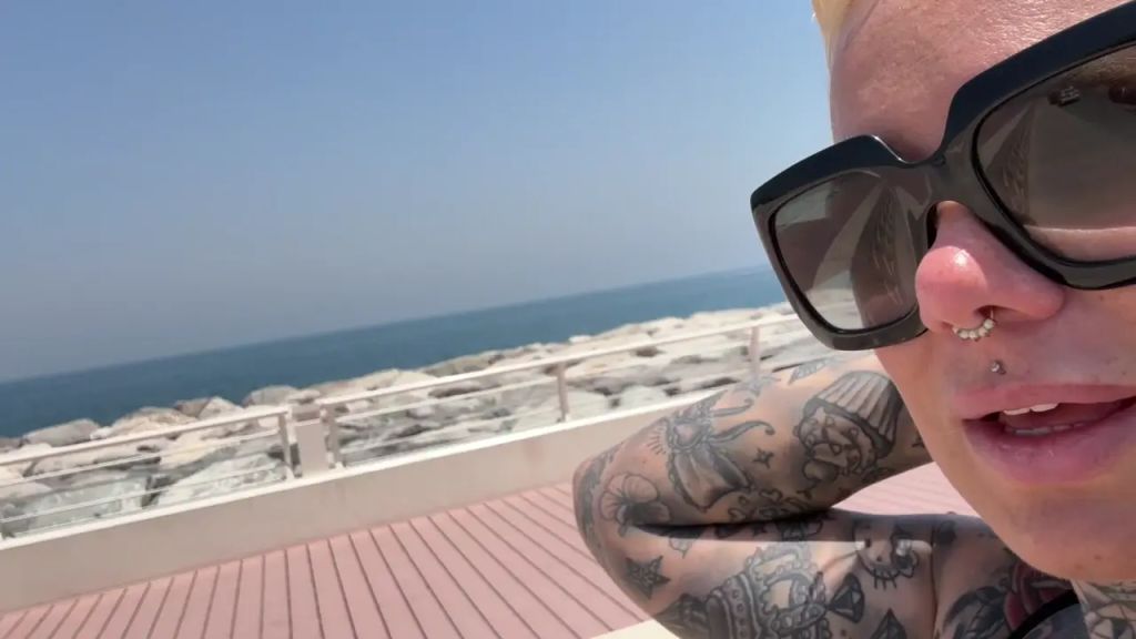 sexy foto nr. 9 von auf THE PALM gepisst | sein Schwanz schon ganz hart?