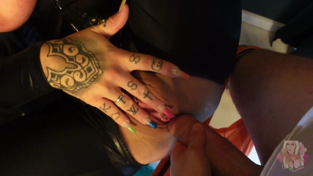 sexy foto nr. 4 von LUXUS VILLA 666 I der direkte WEG ZUM TEUFEL!