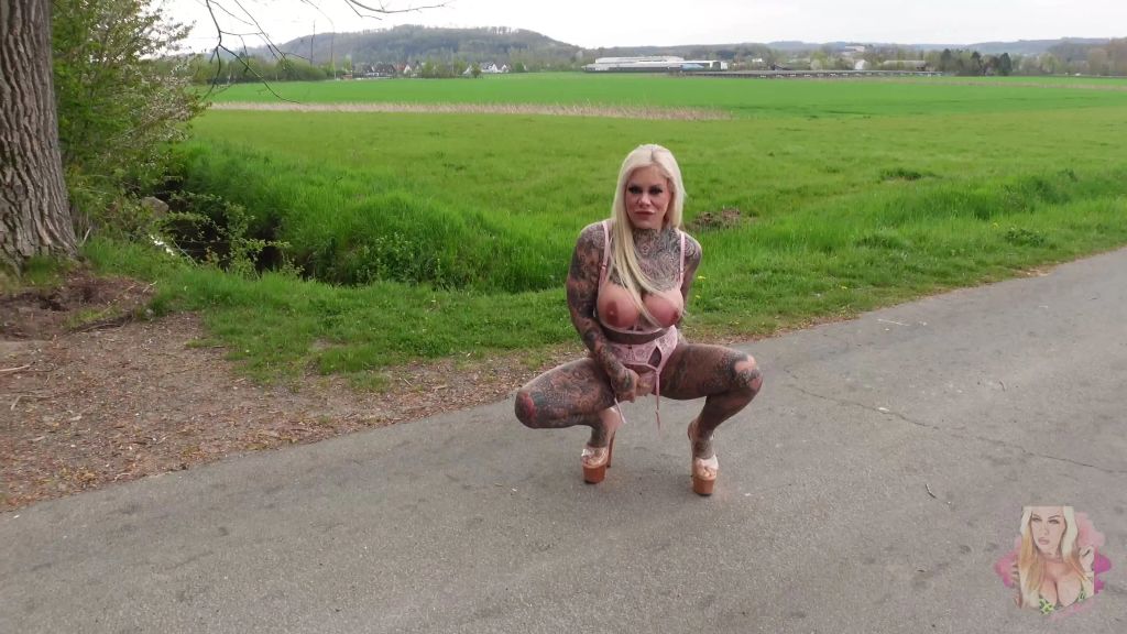 sexy foto nr. 3 von WIDERLICH! | ICH PISSE MIR SELBER IN DIE FICKFRESSE!