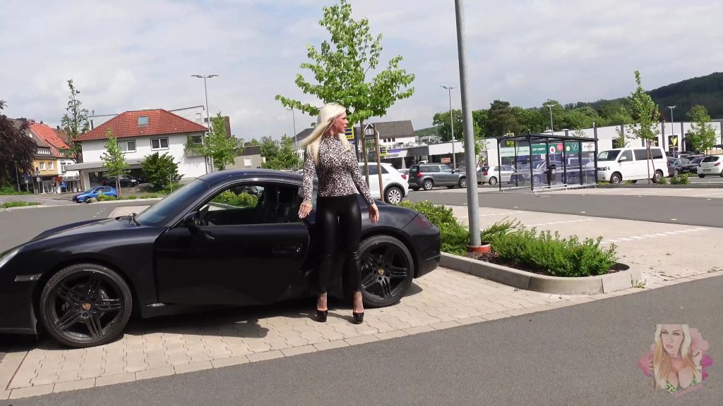 sexy foto nr. 2 von DREIST DREISTER Steffi | ups vorm EINKAUFSLADEN EINGEPISST.