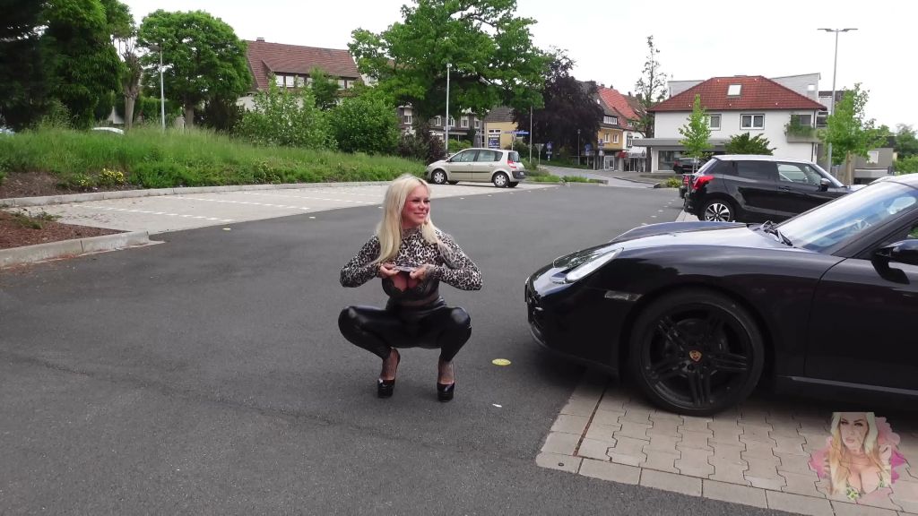 sexy foto nr. 7 von DREIST DREISTER Steffi | ups vorm EINKAUFSLADEN EINGEPISST.