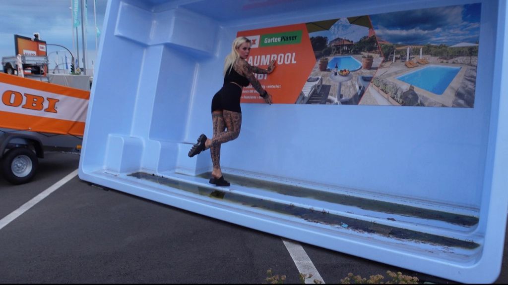 bad POOLBOY pisst mich nackt public voll.