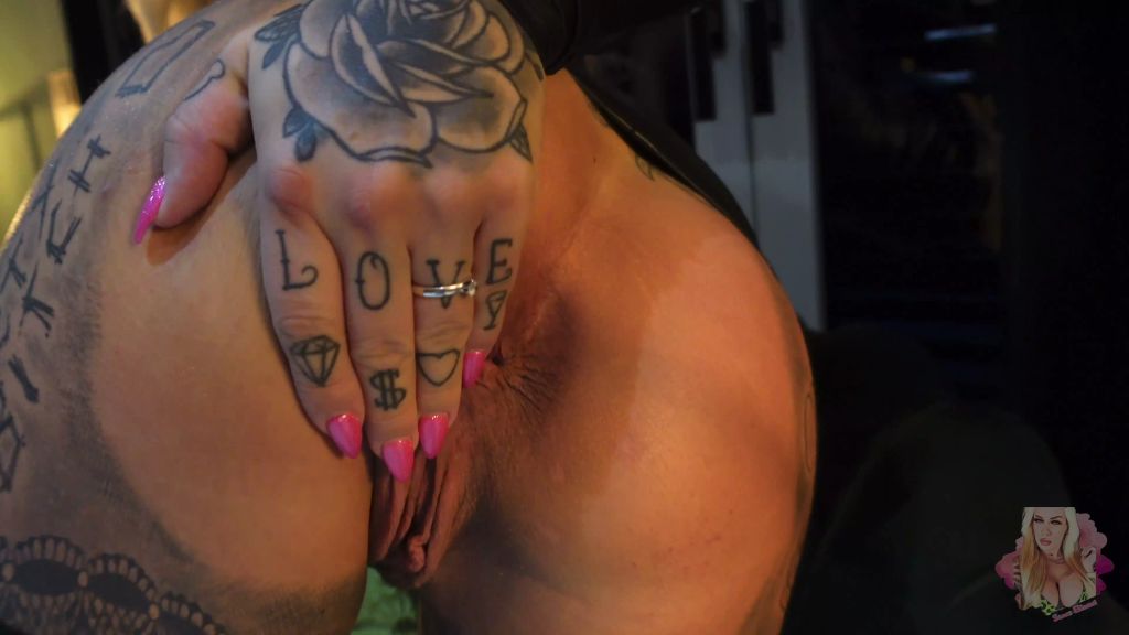 sexy foto nr. 6 von SKLAVE DU NIXNUTZ | leck den dreck unter meinen stiefeln