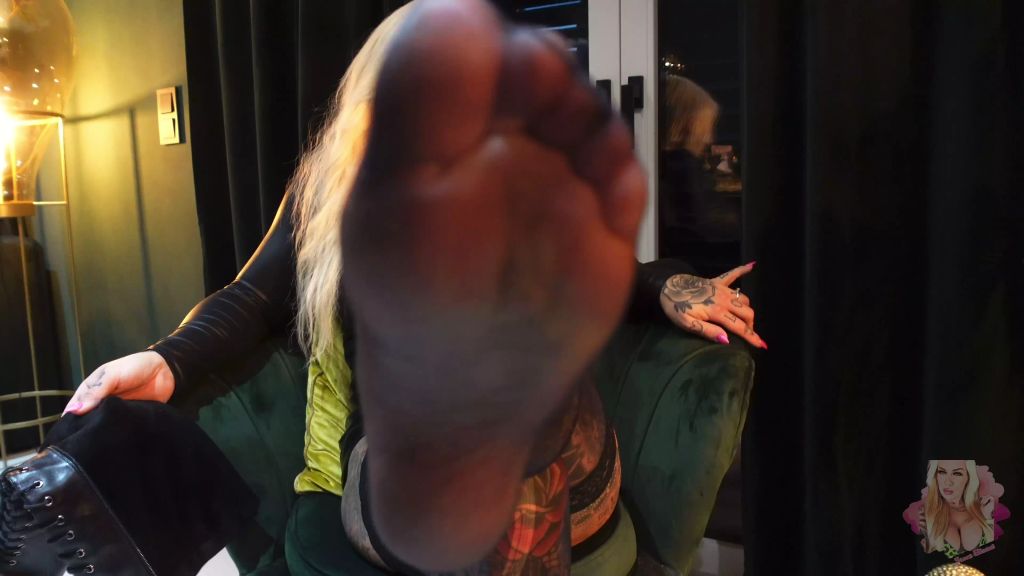 sexy foto nr. 8 von SKLAVE DU NIXNUTZ | leck den dreck unter meinen stiefeln