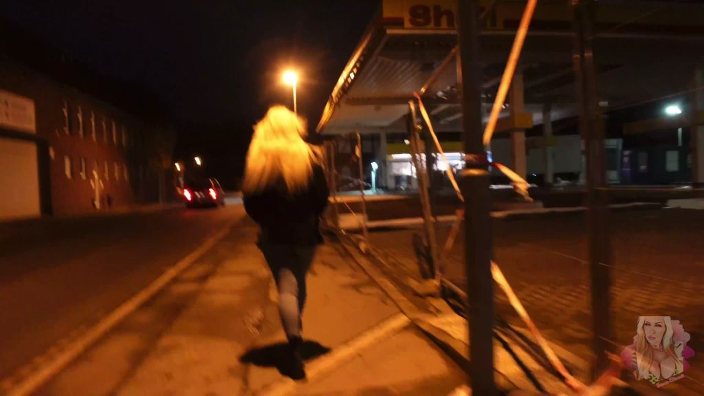 sexy foto nr. 1 von nachts an der TANKE PISS MICH VOLL
