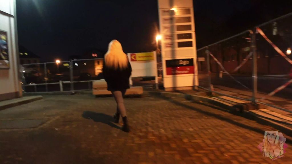 sexy foto nr. 2 von nachts an der TANKE PISS MICH VOLL