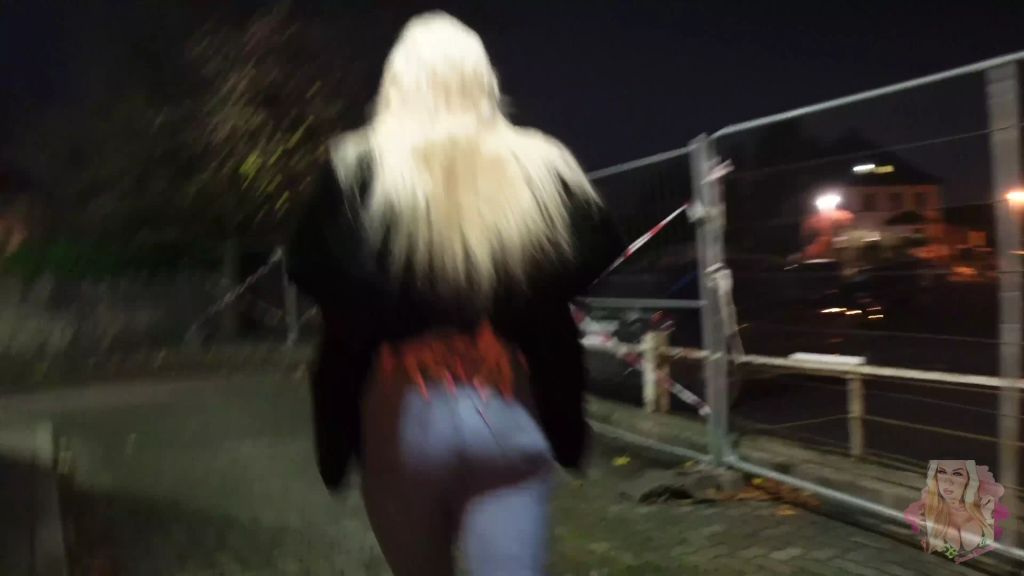 sexy foto nr. 3 von nachts an der TANKE PISS MICH VOLL