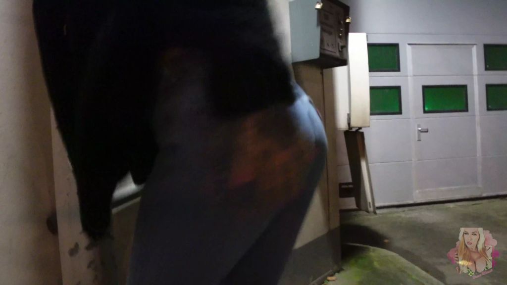 sexy foto nr. 4 von nachts an der TANKE PISS MICH VOLL