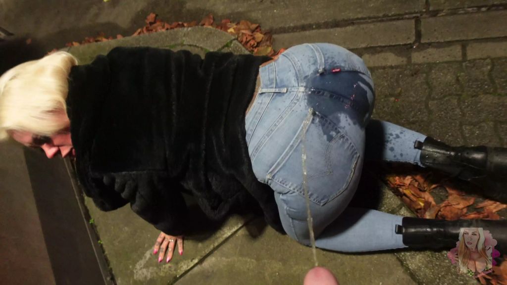 sexy foto nr. 7 von nachts an der TANKE  PISS MICH VOLL