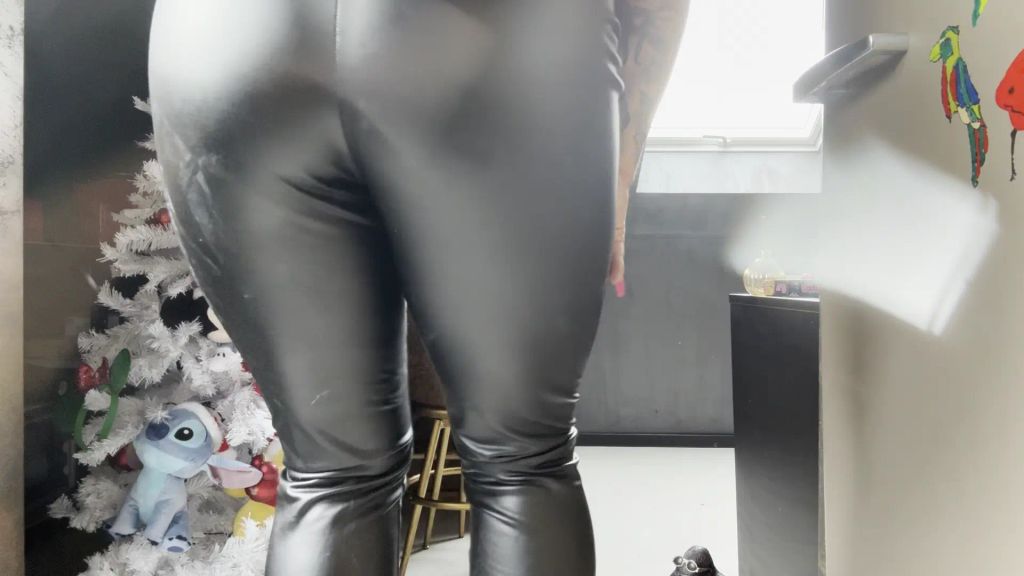 sexy foto nr. 7 von Uh mein Ficker meine geile Latexhose brauch Sperma!
