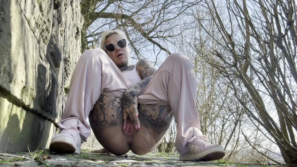 sexy foto nr. 10 von OUTDOOR PISS DATE! Na willst du meine geile Pisse?