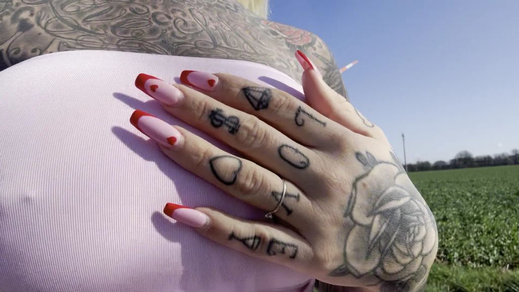 sexy foto nr. 2 von SPORT PRINZESS PISS! Hol dir den goldenen Saft!