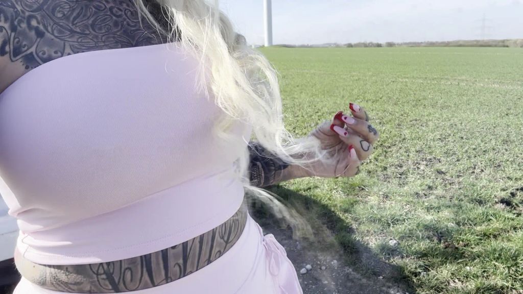 sexy foto nr. 3 von SPORT PRINZESS PISS! Hol dir den goldenen Saft!