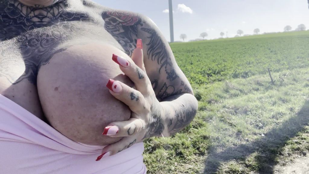 sexy foto nr. 4 von SPORT PRINZESS PISS! Hol dir den goldenen Saft!